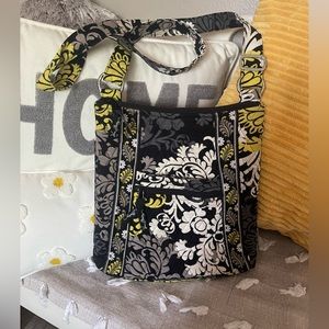 Vera Bradley stylish medium sized crossbody bag